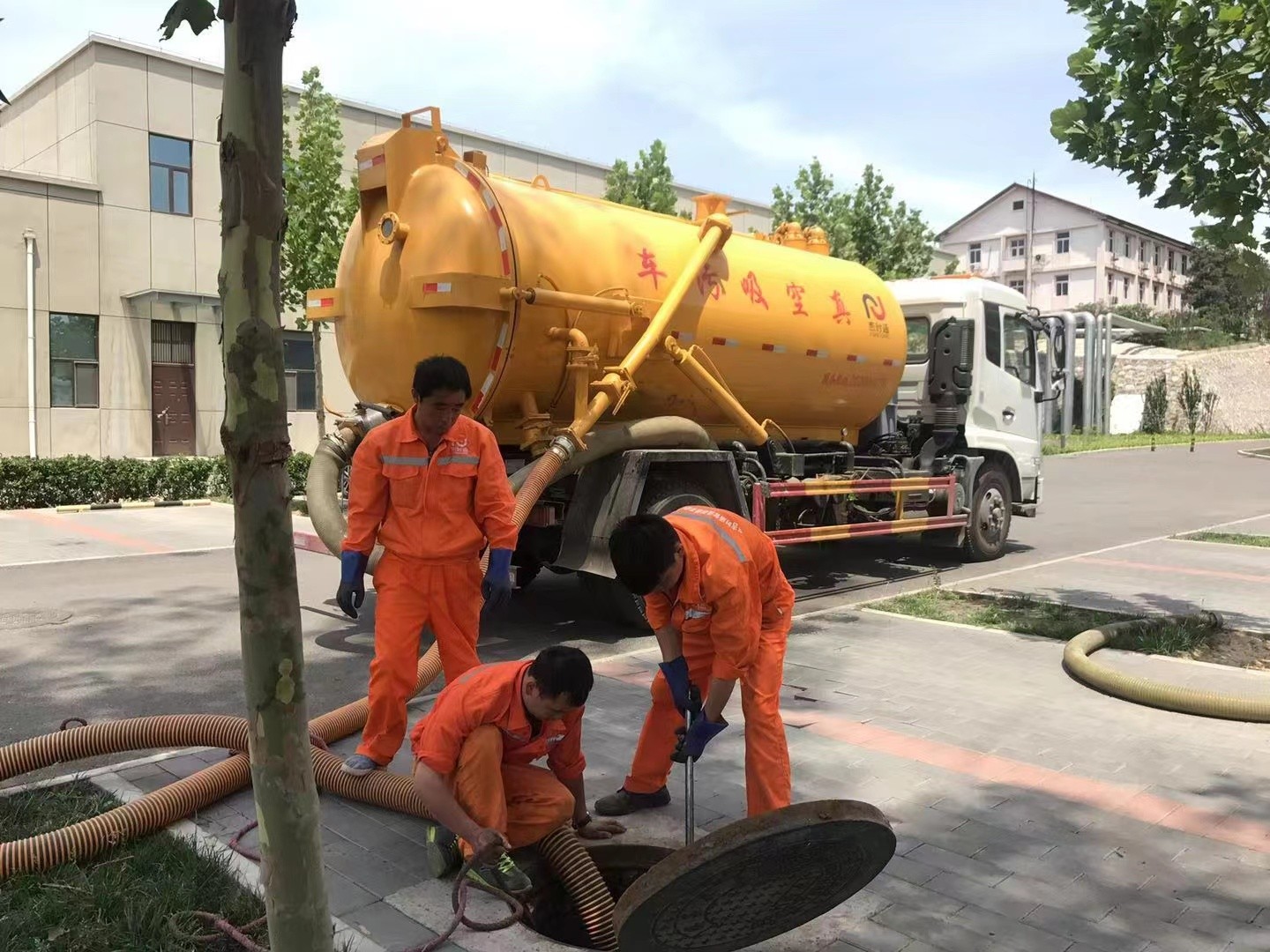 五营管道疏通车停在窨井附近