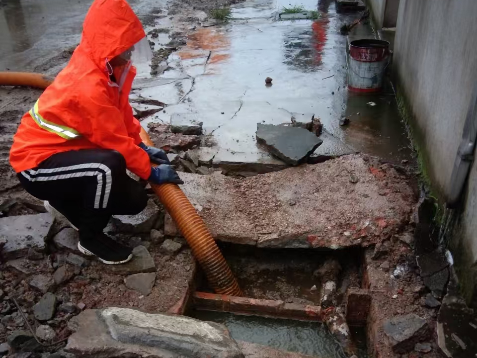 五营专业清理污水池 炜誉市政以规范流程守护城市 “肠道”